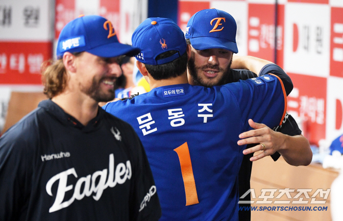 Moon Dong-ju, who was brighter than the 159km fastball, embraced Shim Woo-jun with open armsCongratulations to your first 10 wins