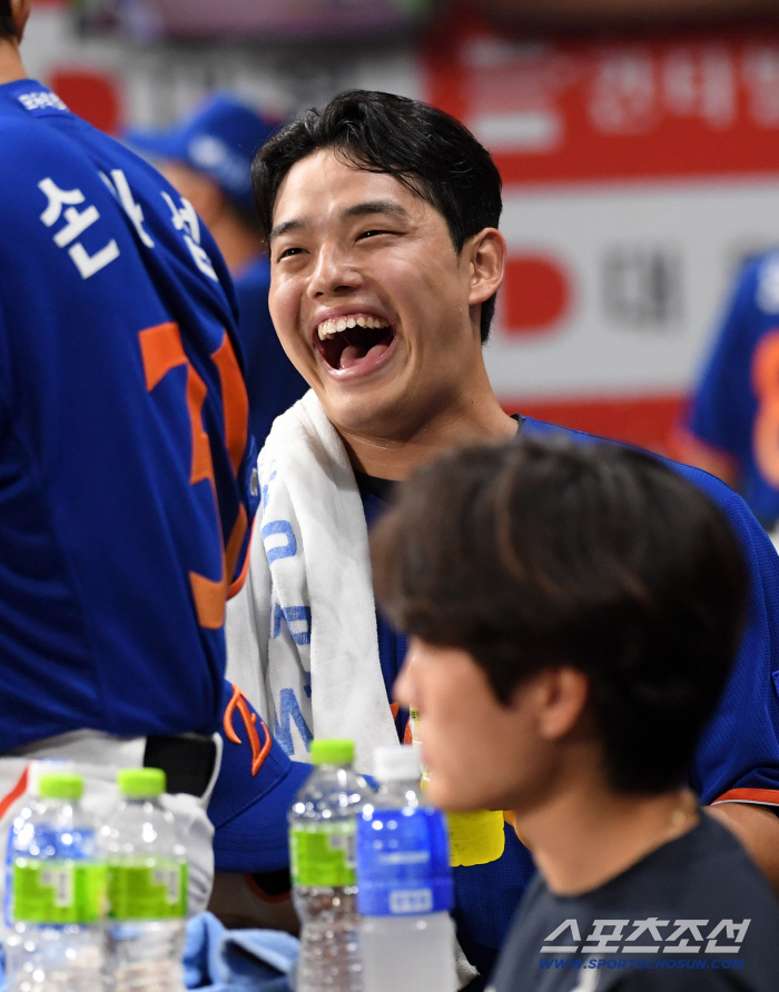 Moon Dong-ju, who was brighter than the 159km fastball, embraced Shim Woo-jun with open armsCongratulations to your first 10 wins