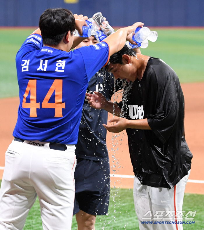 Moon Dong-ju, who was brighter than the 159km fastball, embraced Shim Woo-jun with open armsCongratulations to your first 10 wins