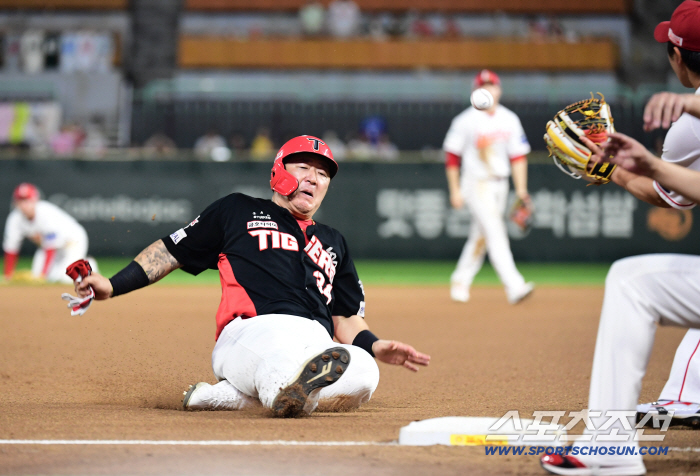  Choi Hyungwoo ran to third base, but tag out