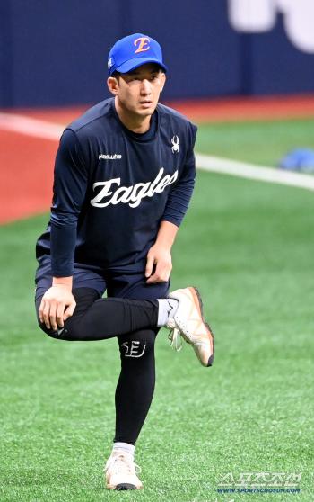  Choi Jae-hoon prepares for the game with a sluggish look