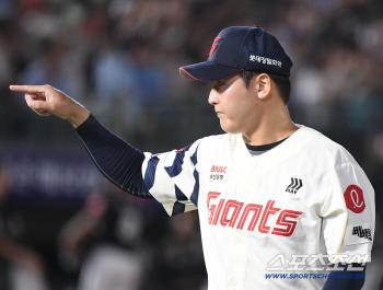  Choi Jun-yong, who points to Son Seong-bin as catcher