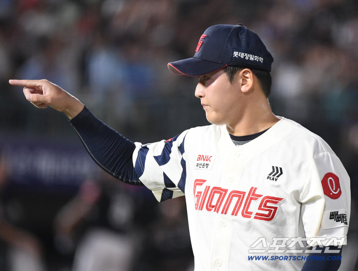  Choi Jun-yong, who points to Son Seong-bin as catcher