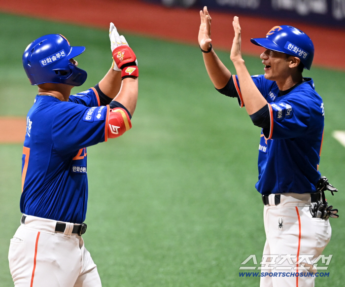  Coach Choo Seung-woo smiles at Kim In-hwan's preemptive two-run shot