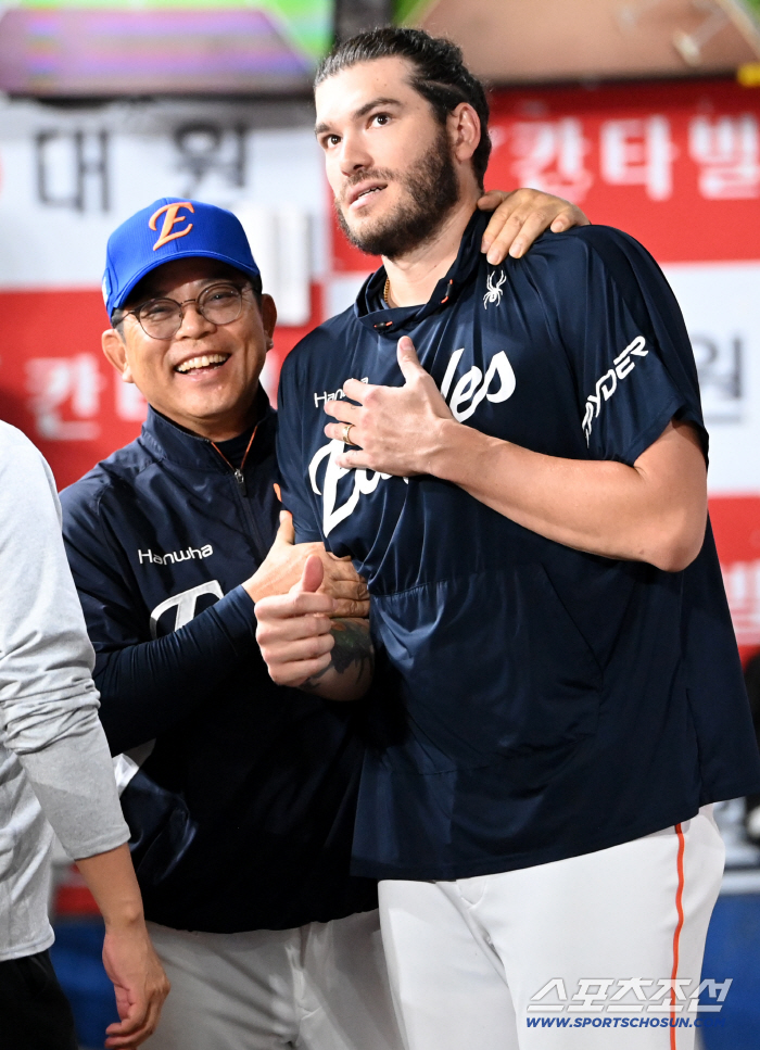  Coach Yang Sang-moon smiles at Ponce's performance