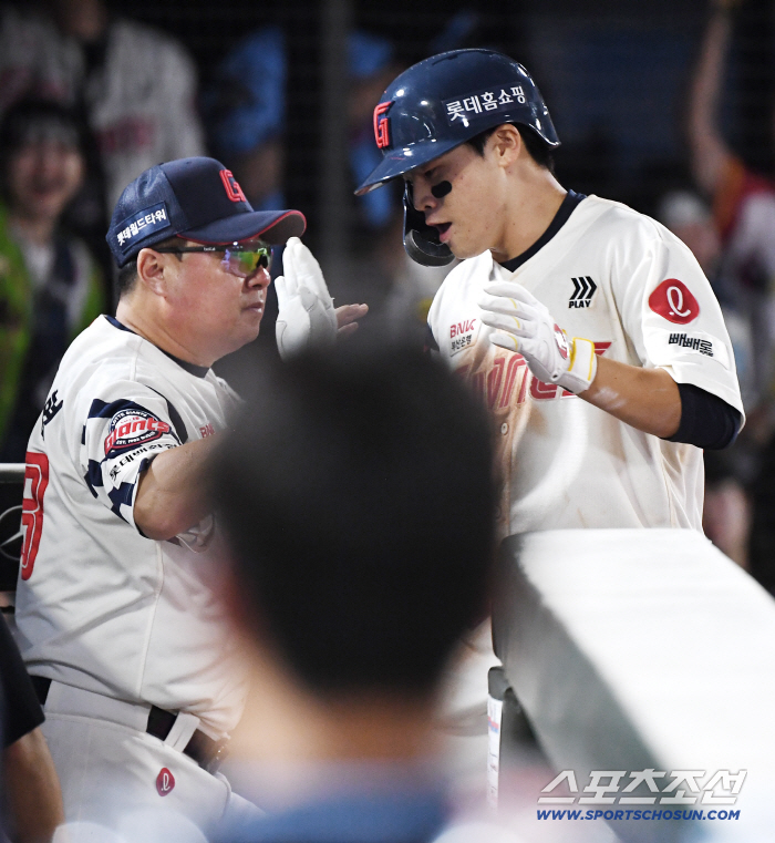  Director Kim Tae-hyung is welcomed by Park Chan-hyung