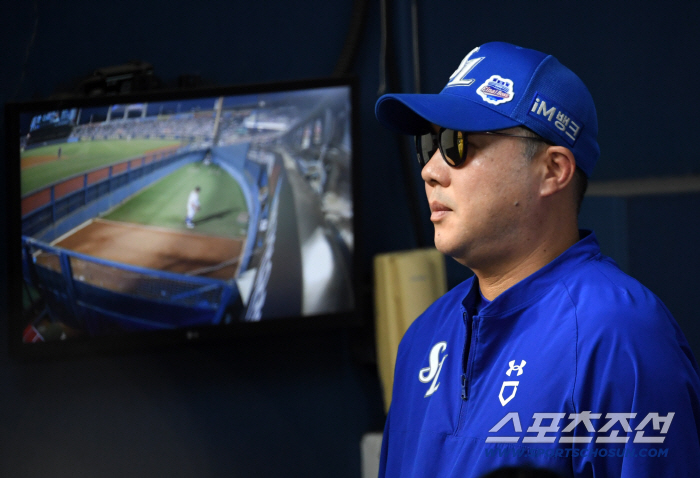  Director Park Jin-man of Samsung in thought