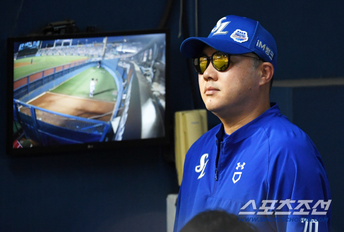  Director Park Jin-man of Samsung in thought