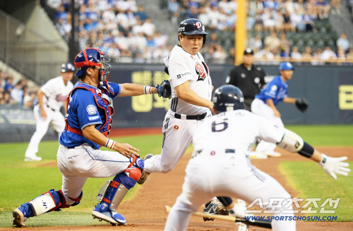  Doosan Yang Eui-ji Samsung Kang Min-ho Tag Out
