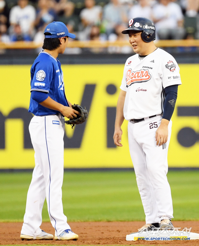  Doosan Yang Eui-ji, who is looking at Samsung shortstop Lee Jae-hyun with satisfaction
