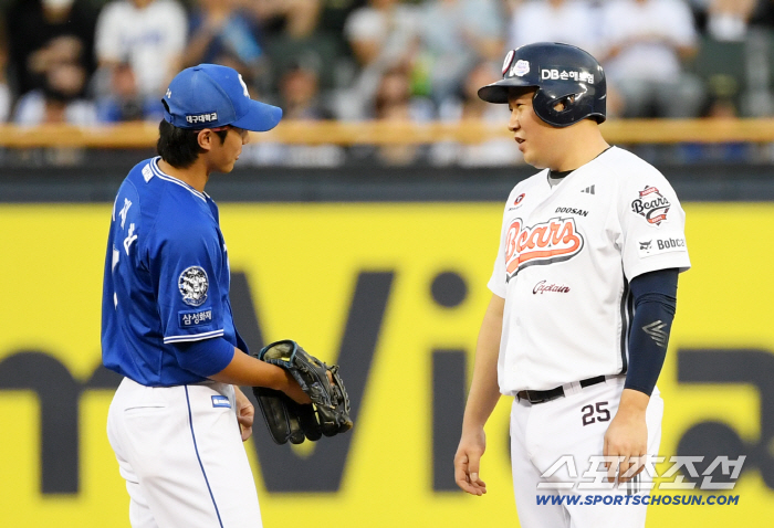  Doosan Yang Eui-ji, who is looking at Samsung shortstop Lee Jae-hyun with satisfaction