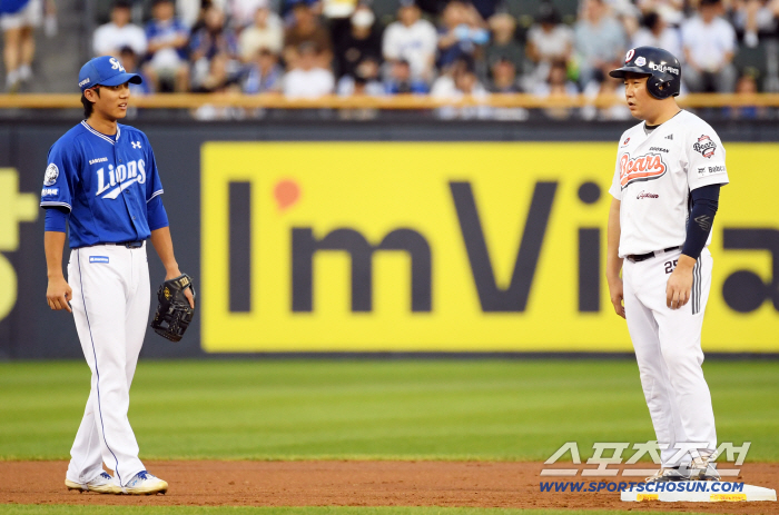  Doosan Yang Eui-ji, who is looking at Samsung shortstop Lee Jae-hyun with satisfaction