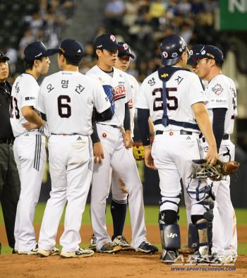  Doosan's fielders all gathered on the mound by acting Cho Sung-hwan