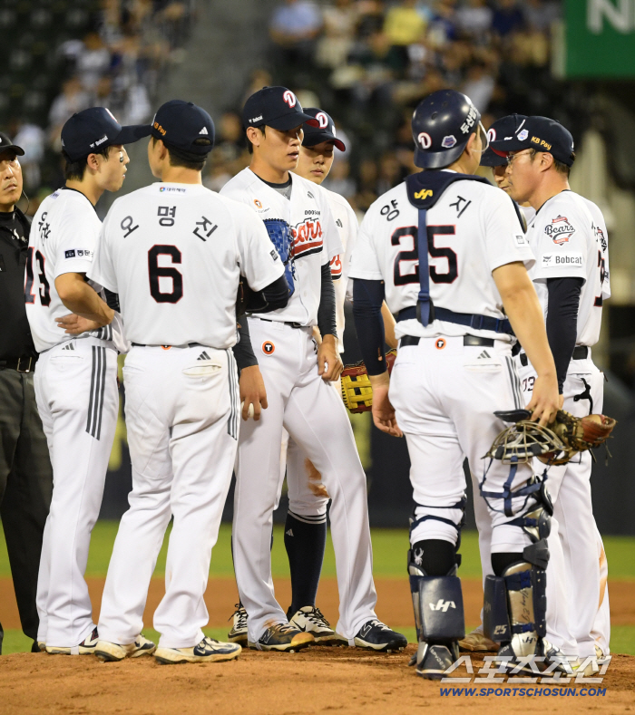  Doosan's fielders all gathered on the mound by acting Cho Sung-hwan