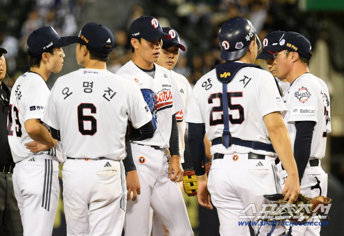  Doosan's fielders all gathered on the mound by acting Cho Sung-hwan