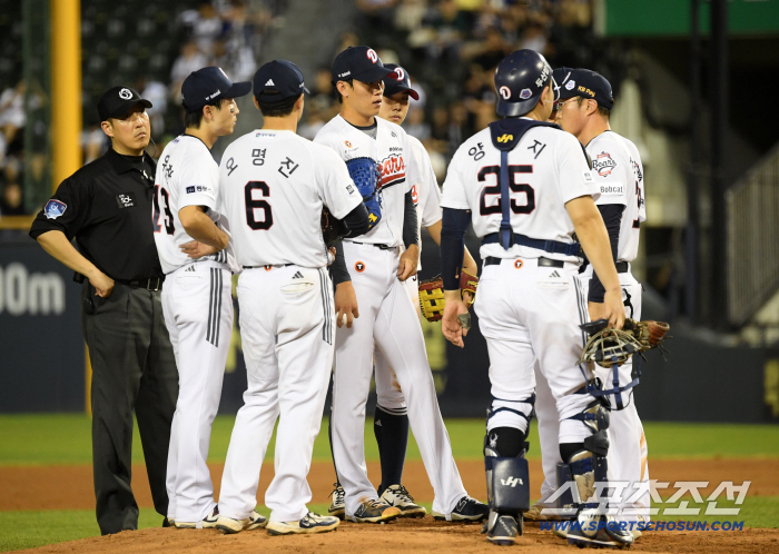  Doosan's fielders all gathered on the mound by acting Cho Sung-hwan