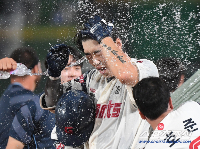  Go Seungmin, a thrilling water shower