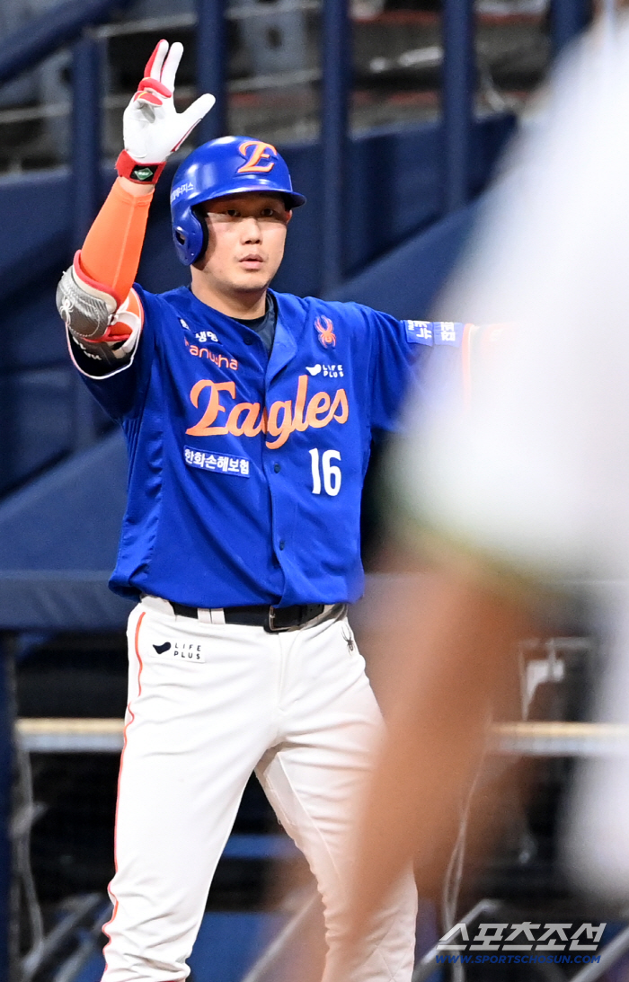 Ha Joo-seok cheers for a timely RBI