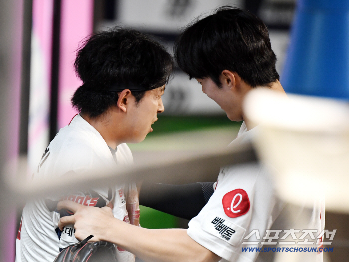  Hwang Sungbin is welcomed by his colleagues