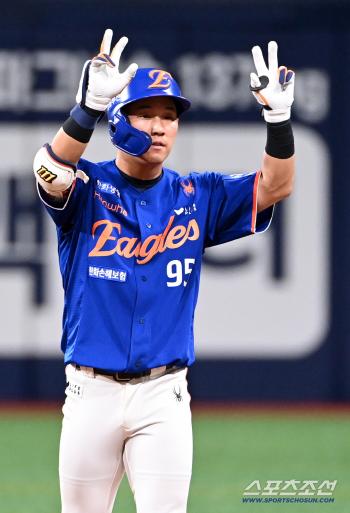  Hwang Young-mook opens with a double