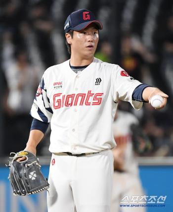  Jung Hyun-soo blocked a run at second base with no outs