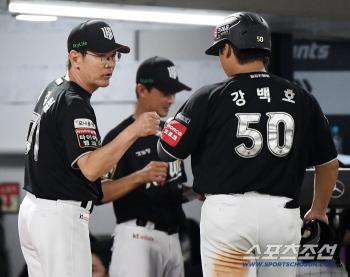  Kang Baek-ho is welcomed by Director Lee Kang-chul