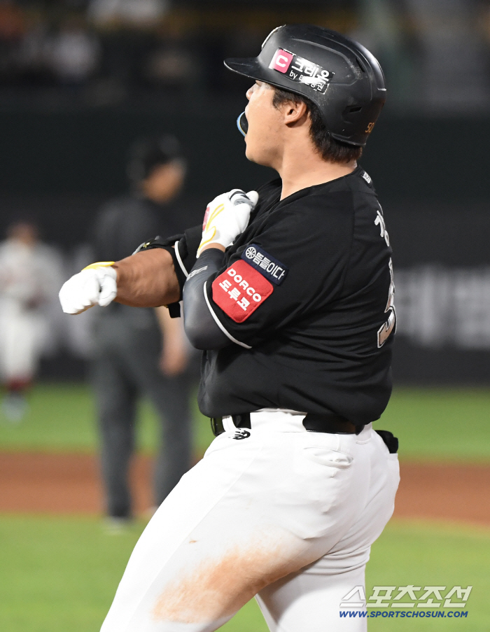  Kang Baek-ho, who cheers, makes a timely turnaround in the 10th inning