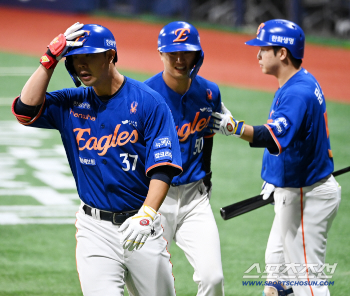  Kim In-hwan, the first two-run shot, aimed for a shot
