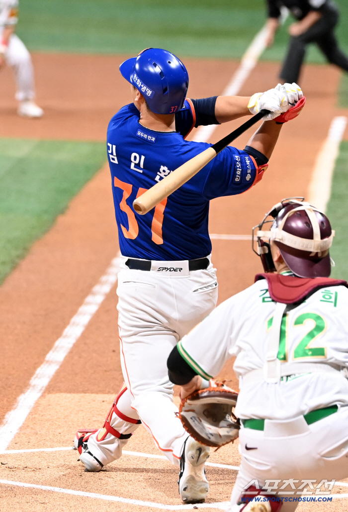  Kim Inhwan makes the first two-run shot