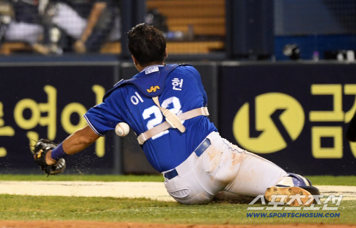  Lee Byung-hun bunt ball catch failed
