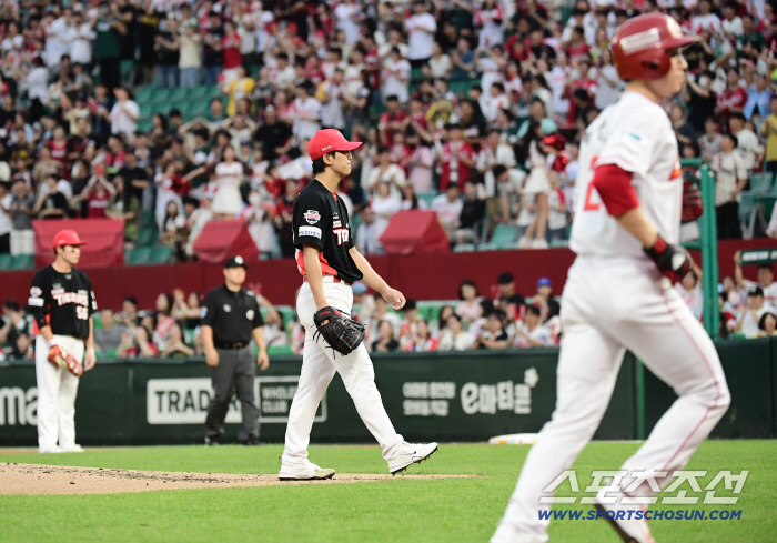  Lee Eui-ri allowed a run without a hit in the bottom of the first inning