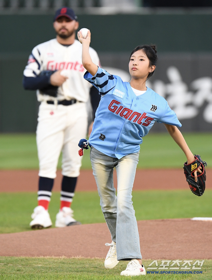  Mistrot Bin Ye-seo threw the first pitch at Sajik Stadium