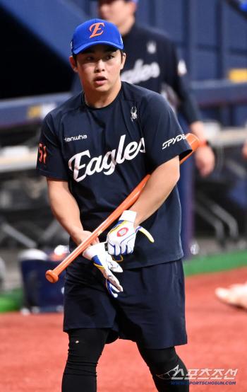  Moon Hyunbin, wear gloves and get ready for batting training