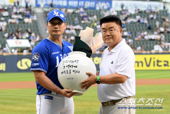 Oh Seung-hwan Kim Tae-ryong's moon jar gift