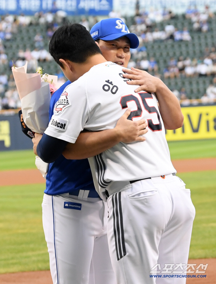  Oh Seung Hwan's big hug