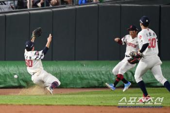  Park Chan-hyung misses a missed ball