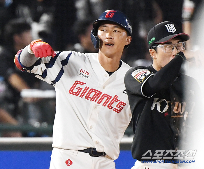  Roh Jin-hyuk's three-base hit at the top of the fence