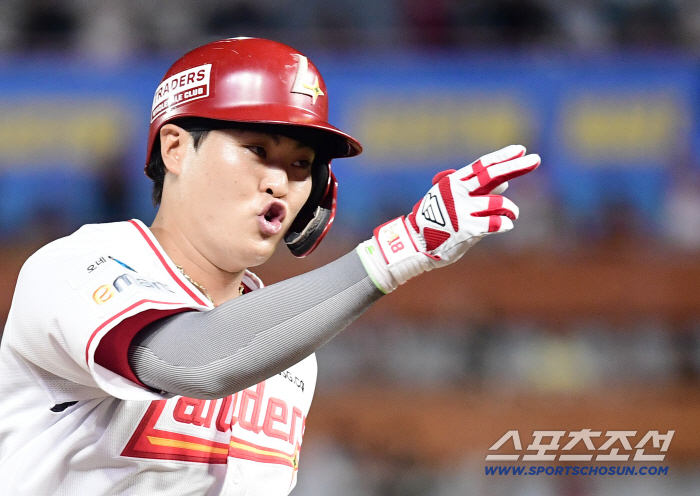  A three-run home run shot chasing Ko Myung-joon closely