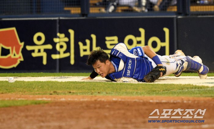  What's wrong with Lee Byung-hun today