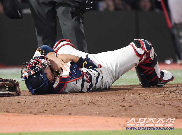  Yoo Kang-nam fell after being hit by a foul ball