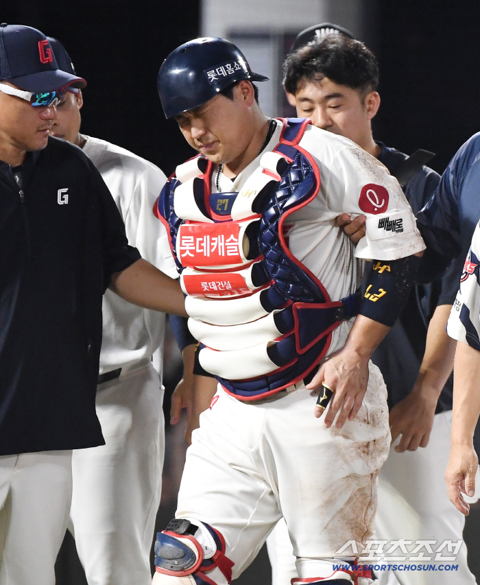  Yoo Kang-nam is replaced after being hit by a foul ball