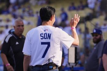 A pitch as accurate as a strike shot! Son Heung-min at Dodger Stadium, fantastic first pitch in front of Ohtani