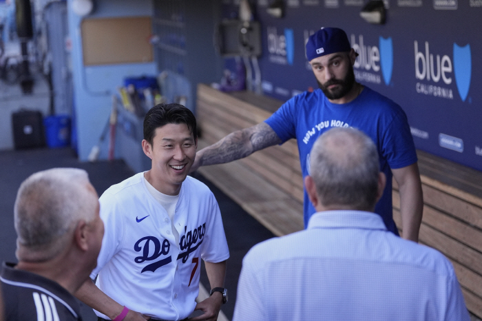A pitch as accurate as a strike shot! Son Heung-min at Dodger Stadium, fantastic first pitch in front of Ohtani