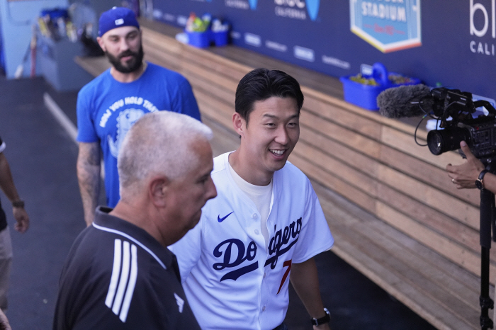 A pitch as accurate as a strike shot! Son Heung-min at Dodger Stadium, fantastic first pitch in front of Ohtani