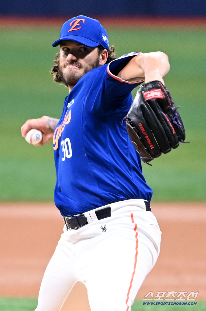 Ponce, are you nervous? Showcase for gathering 23 ML scouts, 3 runs in 5 innings is embarrassing. 