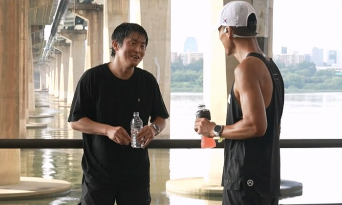 Running 84 Humiliating Gian 84, eventually caught the 15km Han River running challenge of street iron production and madness