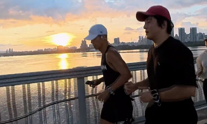 Running 84 Humiliating Gian 84, eventually caught the 15km Han River running challenge of street iron production and madness