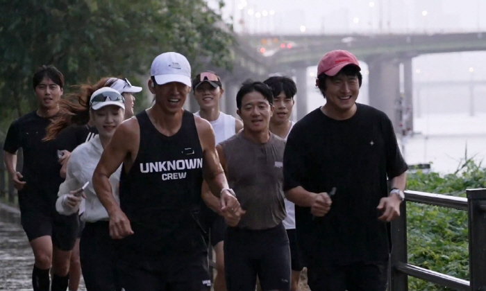 Running 84 Humiliating Gian 84, eventually caught the 15km Han River running challenge of street iron production and madness