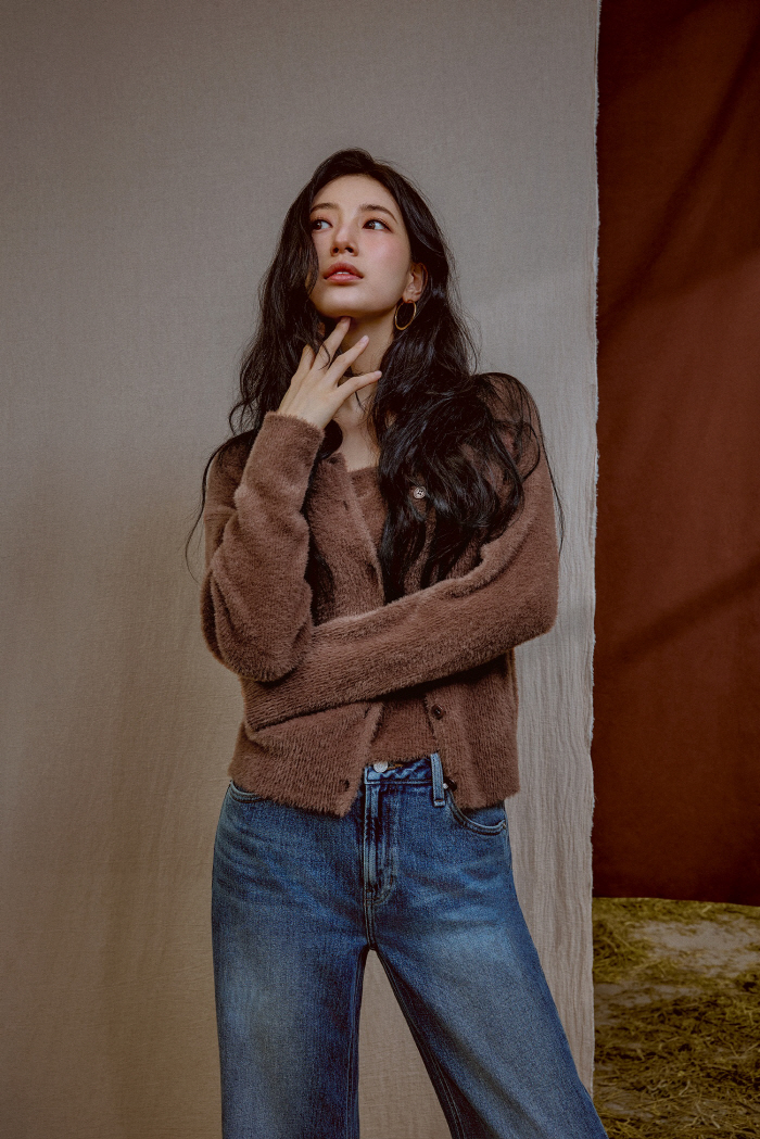 Susie, put your shirt down a little bit..iKON, your first love forever