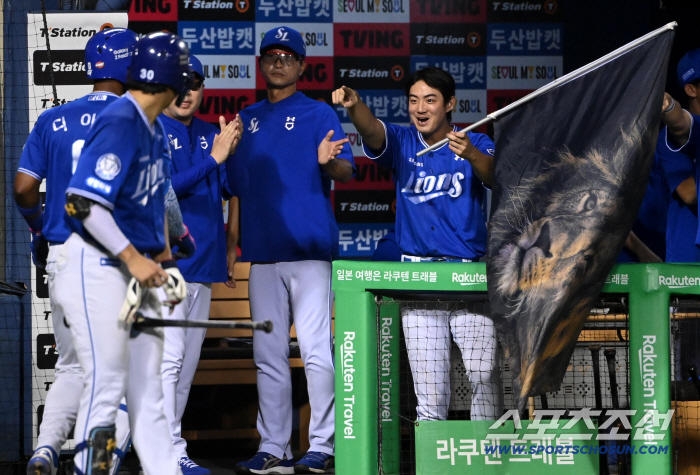 Take the lion's flag! The two lions' roars, back-to-back home runs, and Jamsil bee (the Jamsil site)